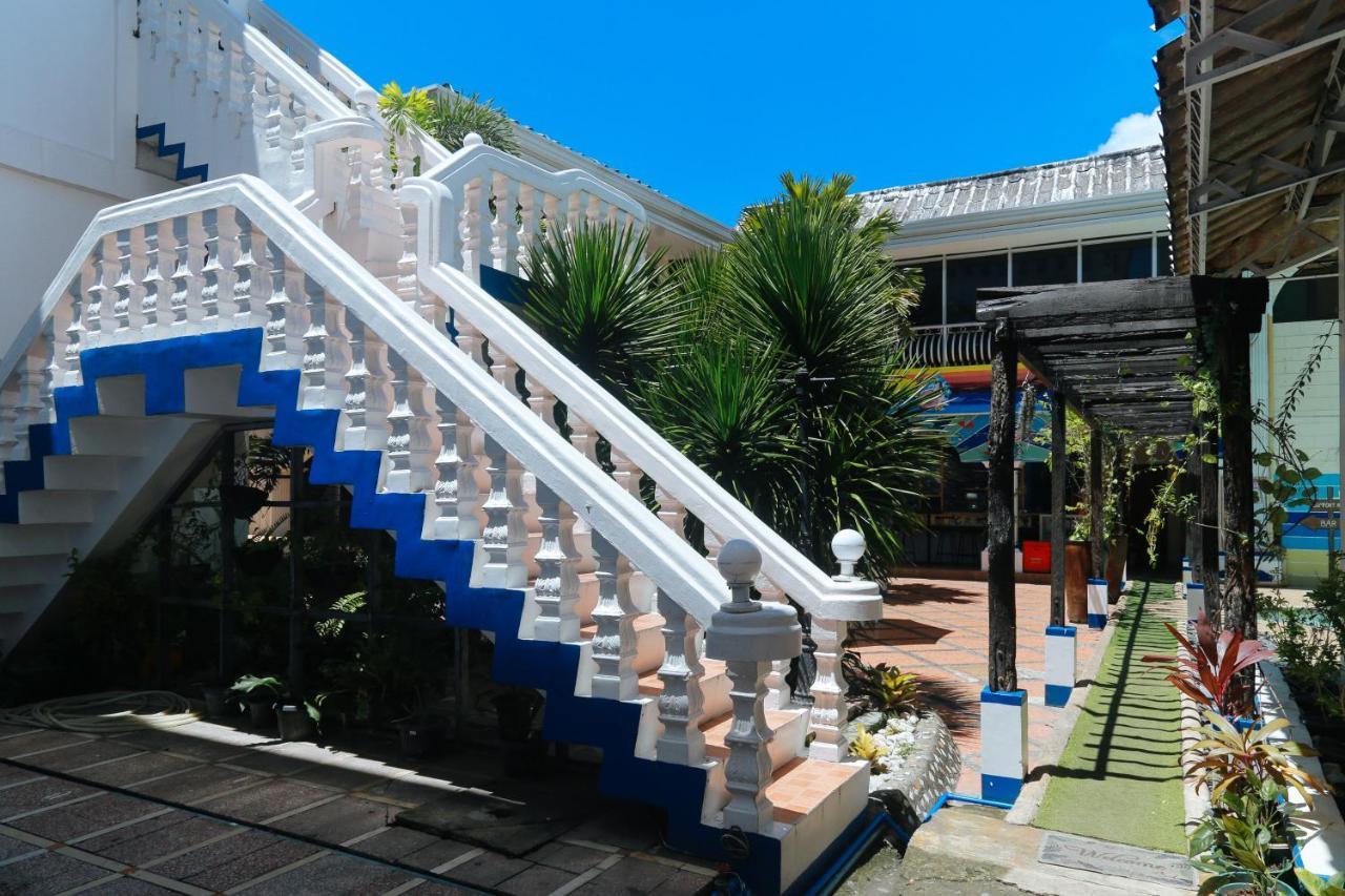 Reddoorz Plus @ Castle Chateau Iloilo Exterior foto