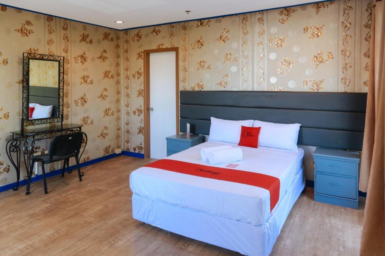 Reddoorz Plus @ Castle Chateau Iloilo Zimmer foto