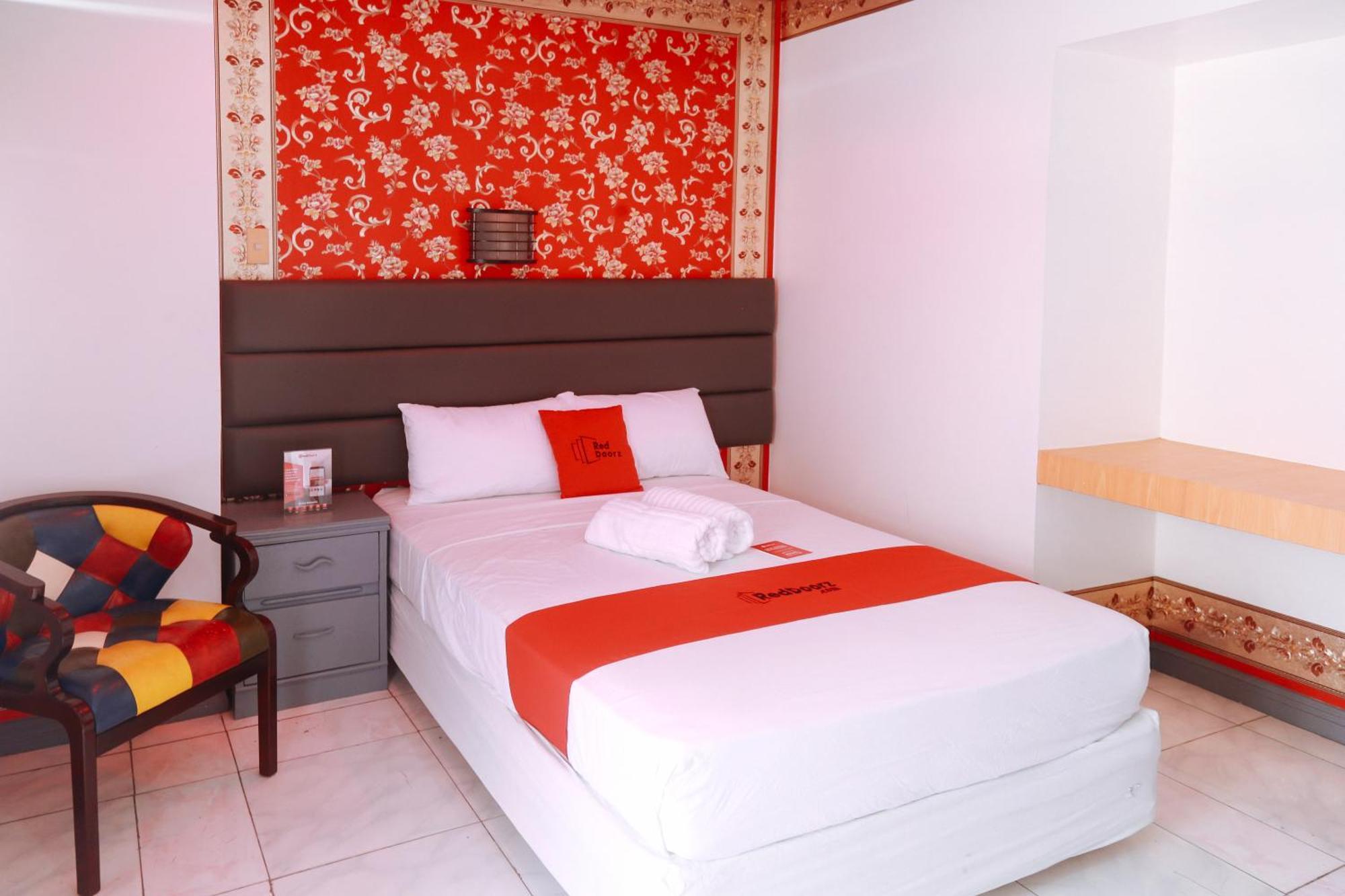 Reddoorz Plus @ Castle Chateau Iloilo Exterior foto