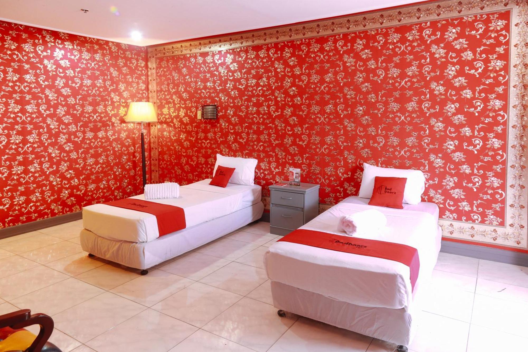 Reddoorz Plus @ Castle Chateau Iloilo Exterior foto
