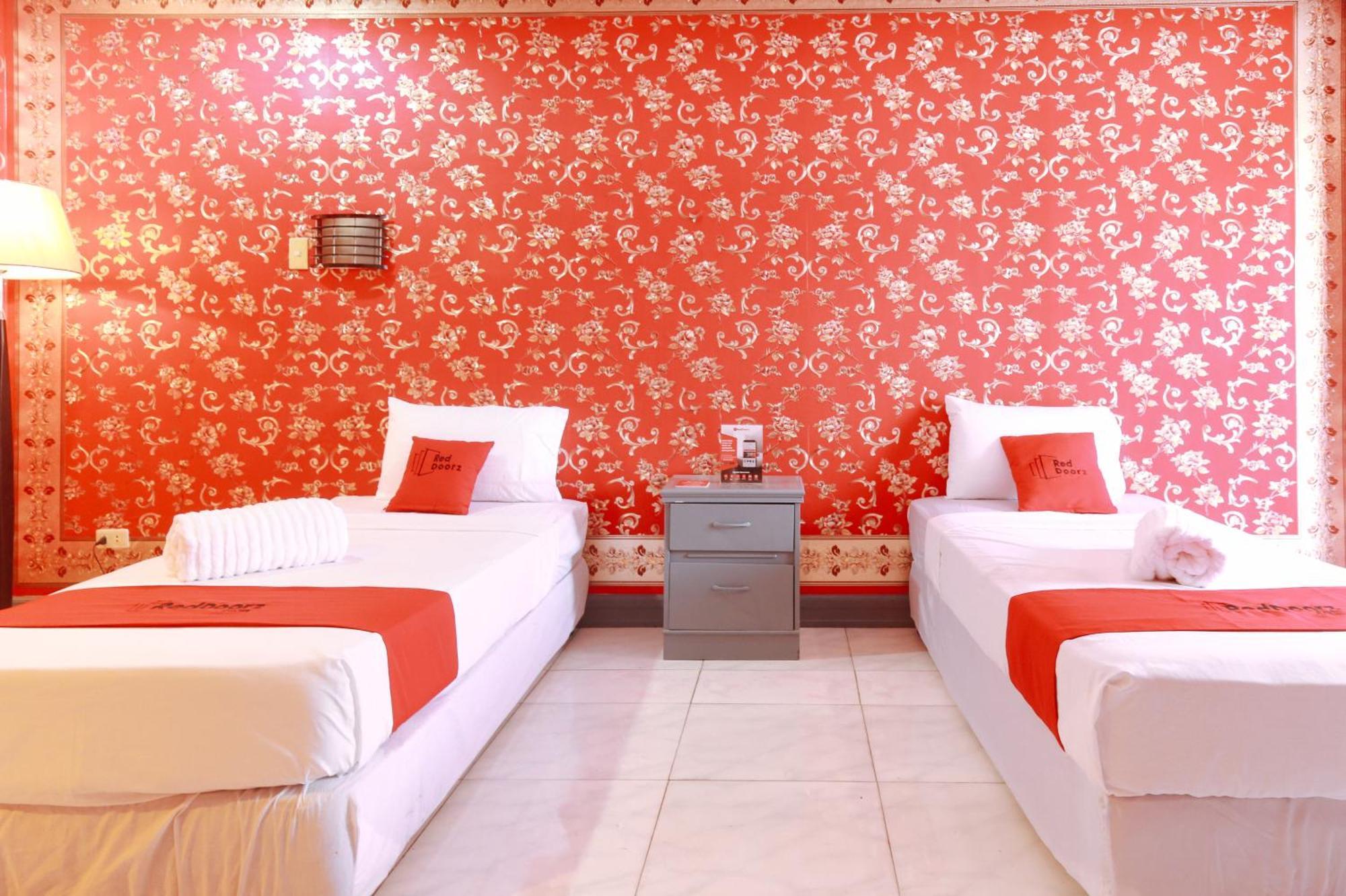 Reddoorz Plus @ Castle Chateau Iloilo Exterior foto