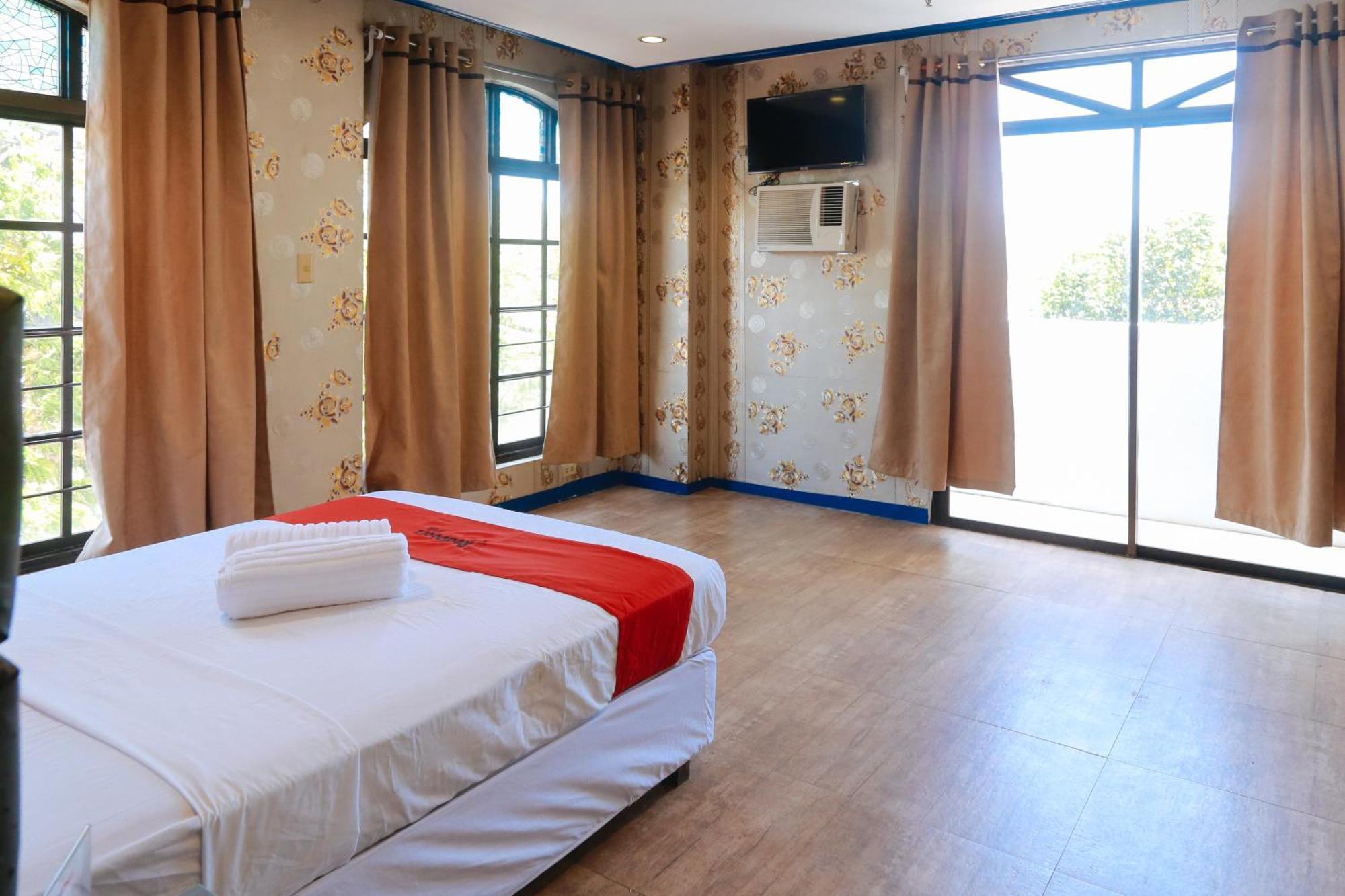 Reddoorz Plus @ Castle Chateau Iloilo Exterior foto