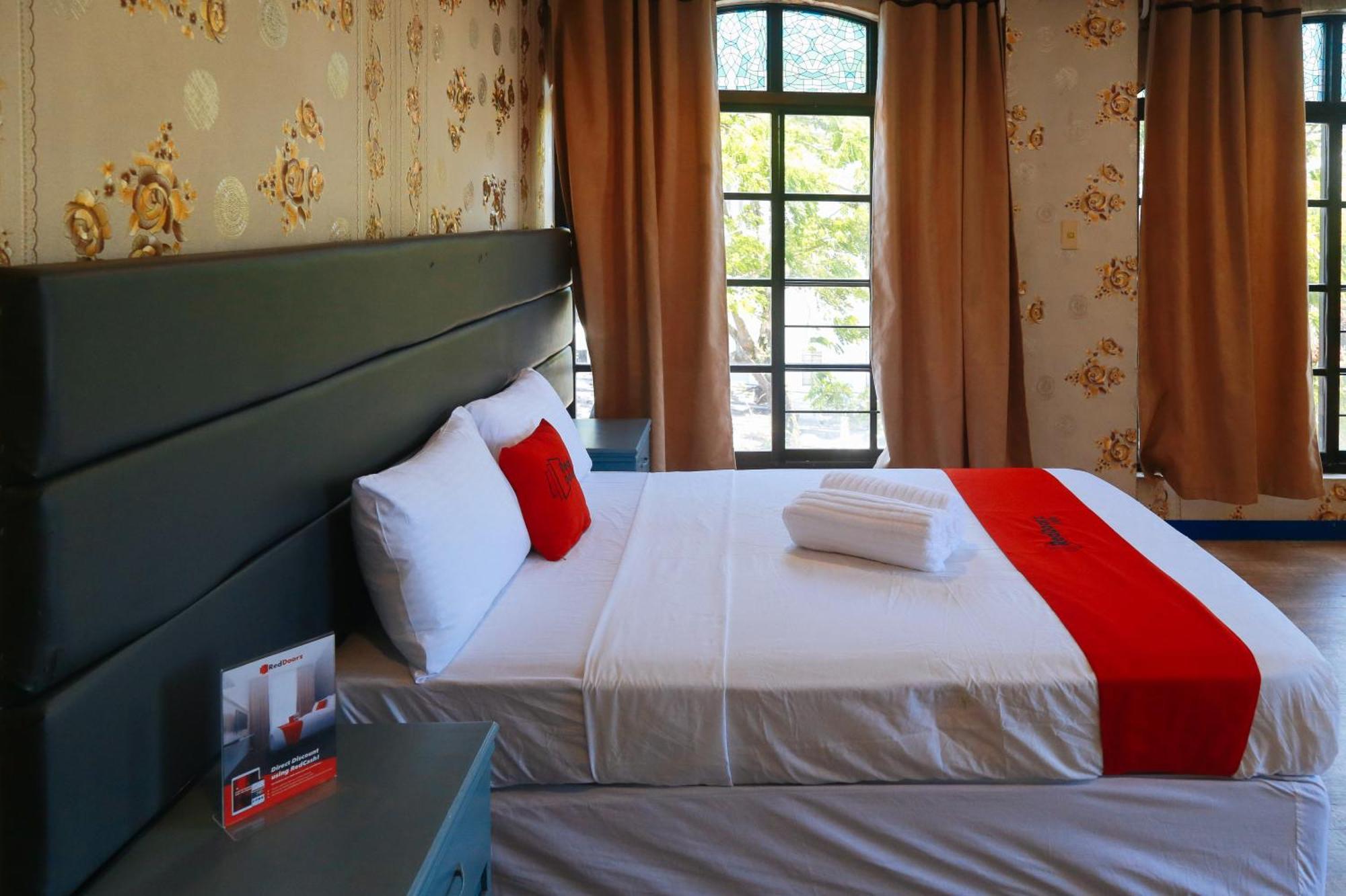 Reddoorz Plus @ Castle Chateau Iloilo Exterior foto